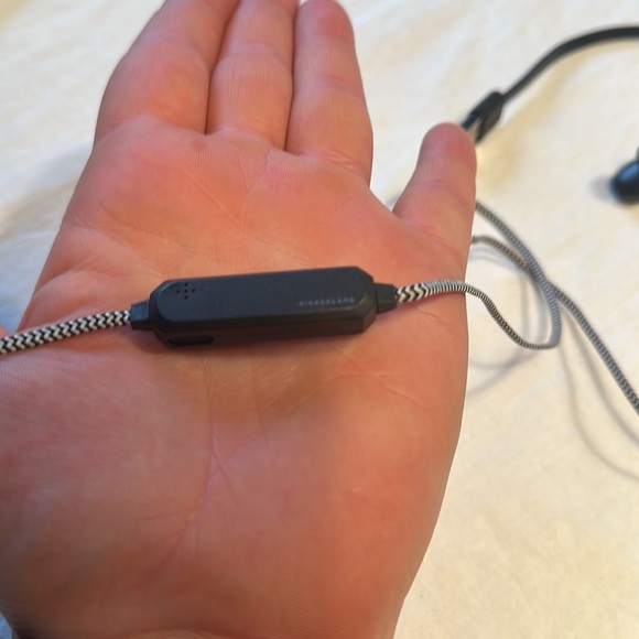 Kikkerland Black Cotton Braided Bluetooth Earbuds - Picture 6 of 6